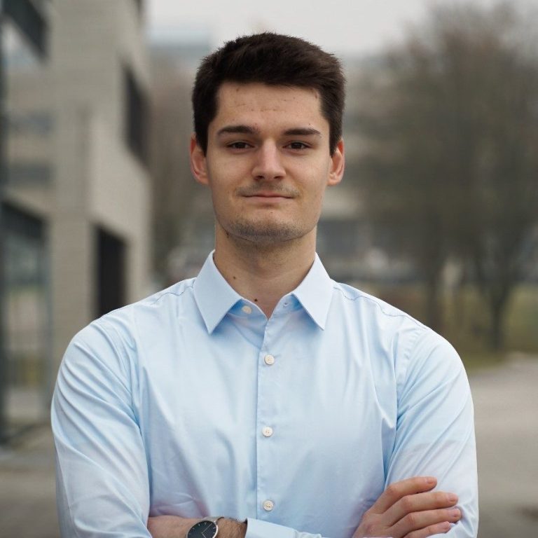 Maschinenbauingenieur M.Sc. Leon Schmeller, spezialisiert auf 3D-Druck, Konstruktion, Simulation und Konzeptionierung.