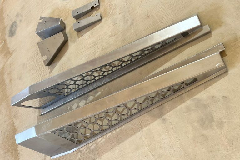 Präzises Abkanten und Biegen von Blechteilen, auch bei komplexen Geometrien. CNC-gesteuerte Umformtechnik für passgenaue Bauteile und Bleche
