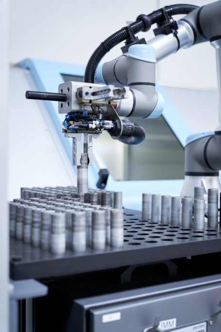 Effiziente Drehmaschinenbestückung mit automatisierter Zu- und Abführung durch Cobot, Werkzeugmagazin und individuell anpassbarem Greifer. 