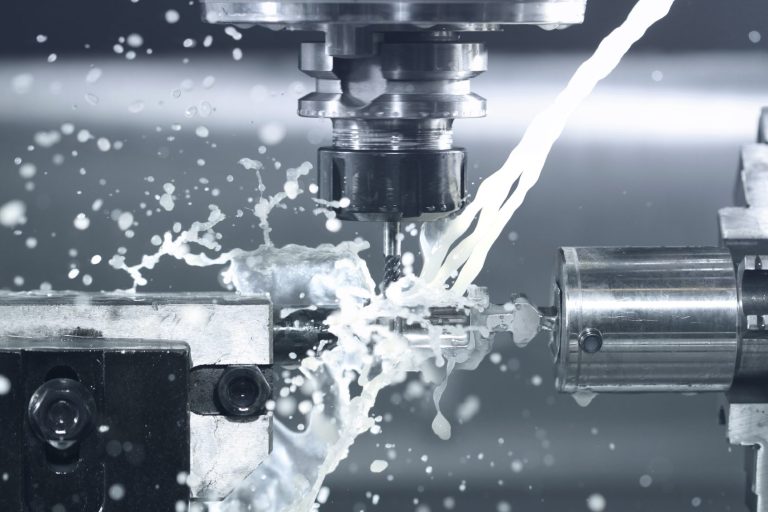 CNC-Fräsmaschine in der mechanischen Fertigung für hochpräzise Bauteile, Prototypen und Serienproduktion. Auch Drehteile möglich.