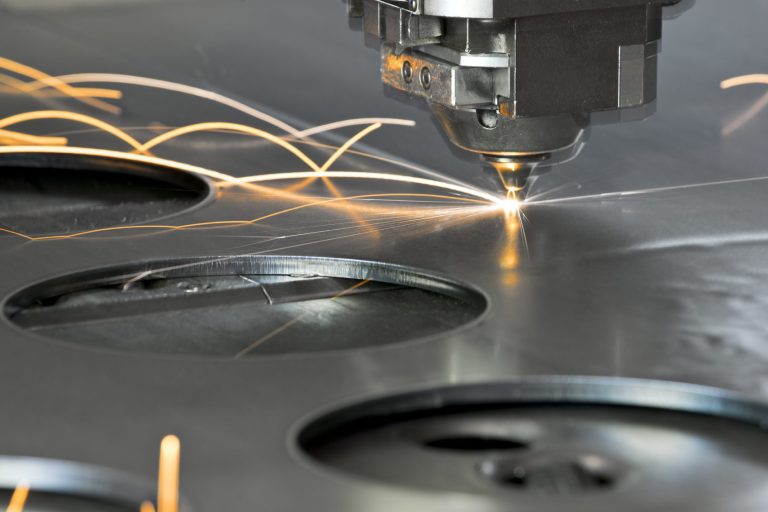 Strahlschneiden mittels moderner Laser- und Wasserstrahltechnologie für präzise und materialschonende Zuschnitte von Metall und Kunststoff.
