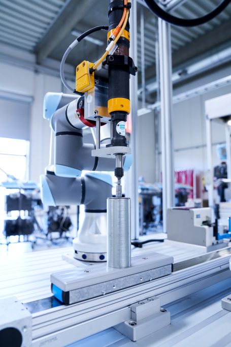 Automatisierung eines Montageprozesses mit Cobot und Schraubspindel für präzise Drehmoment geregelte Verschraubungen.