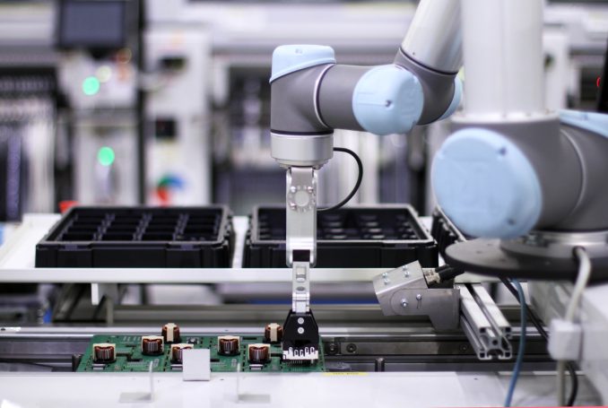 Automatisierte Mikroelektronik-Montage einer Platine mit Cobot für hochpräzise Bauteilbestückung, auch bei filigranen Komponenten.