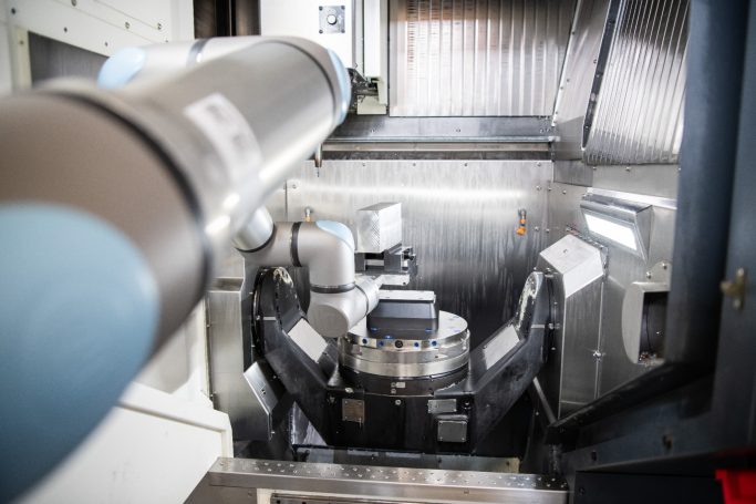 Automatisierte Bestückung einer Fräsmaschine mit Cobot, Werkzeugmagazin und individuell anpassbarem Greifer für flexible Produktion