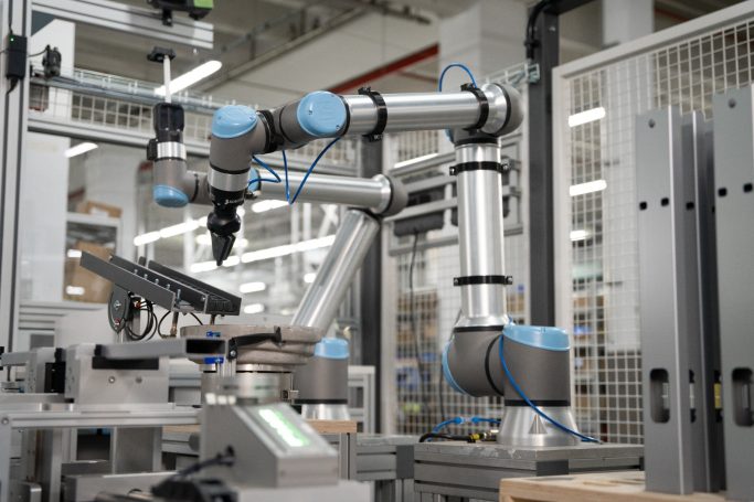 Prozessoptimierung: Intelligente Automatisierung einer Montageanwendung mit mehreren Cobots, die synchron zusammenarbeiten.