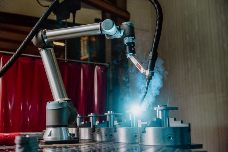 Präzises MIG-, MAG- und WIG-Schweißen mit Schweißrobotern für höchste Qualität und Wiederholgenauigkeit. Perfekte Schweißverbindungen.